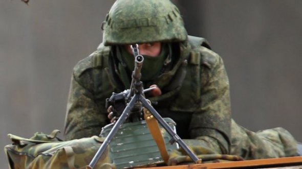 Російський солдат лежить під будівлею Верховної Ради Криму в дні спроби анексії півострова в березні 2014-го року. 