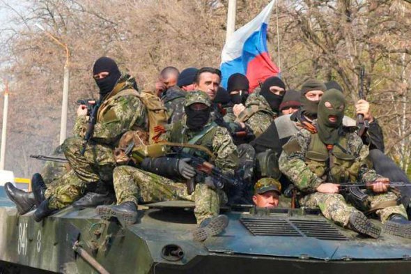 Российские военные едут на БМП по оккупированном Донбасса