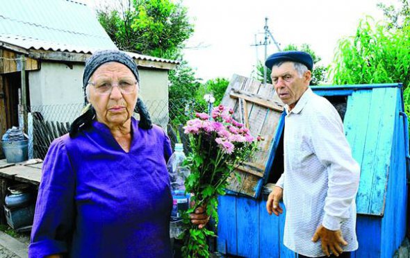 Родители Саши Белого Елена и Иван Музычко у колодца на своем дворе в селе Бармаки под Ровно