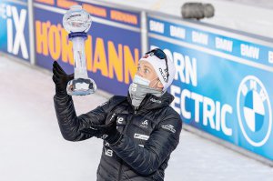 ­Норвезький біатлоніст Йоганнес Бйо підкидає Кришталевий глобус — приз переможця Кубка світу за підсумками сезону. Естерсунд, Швеція, 21 березня 2021 року
