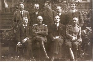 Деятели Народного секретариата БНР. В центре в костюме сидит председатель Иосиф Воронко