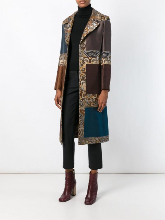 Можна комбінувати яскраві елементи гардеробу в стилі печворк з худі, грубими черевиками, в'язаними кардіганами і шовковими штанами