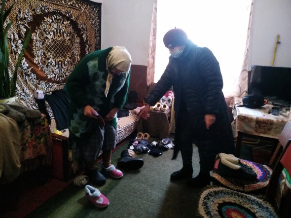 Олена Ярошенко допомагає Ользі Стусенко обрати тепле взуття