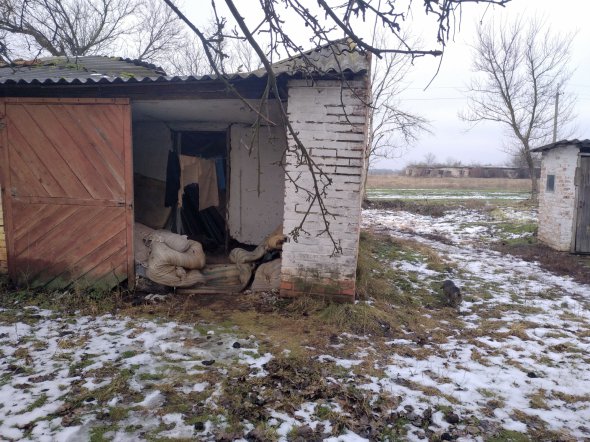 Подвір'я будинку літніх у Худоліївці. У розваленому сараї гниють старі матраци. Тут же пожильці сушать білизну