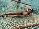 40-летняя Ким Кардашьян для импровизированной фотосессии выбрала черный купальник