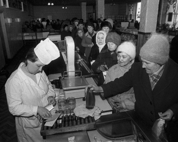На фото показали пустые прилавки магазинов во времена СССР