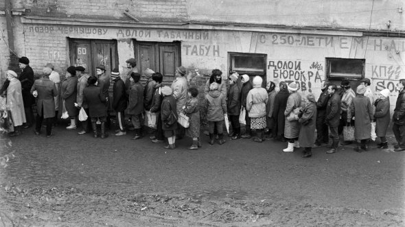 На фото показали пусті прилавки магазинів в часи СРСР
