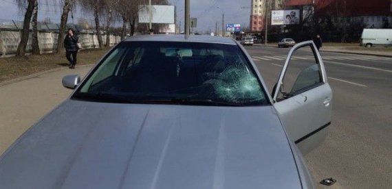 В Луцке водитель автомобиля Skoda сбил брата с сестрой, которые переходили дорогу по пешеходному переходу. Дети в больнице