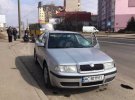 У Луцьку водій автомобіля Skoda збив брата з сестрою, які переходили дорогу по пішохідному переходу.  Діти в лікарні