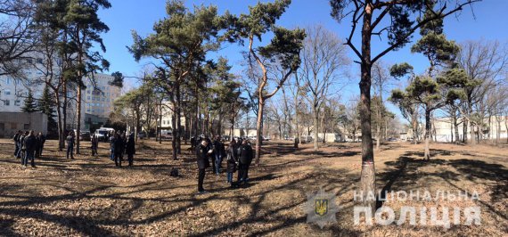 В Харькове в парке возле одной из городских больниц под листьями нашли тело младенца