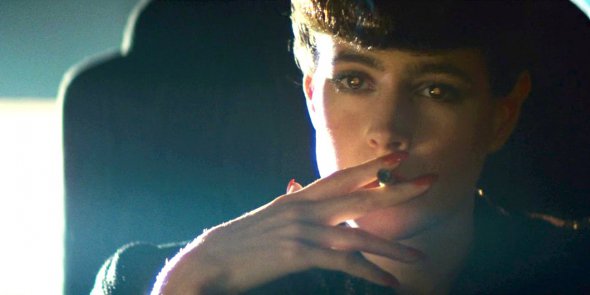 У фільмі "Той, хто біжить по лезу" 1982-го Шон Янґ зіграла робота Рейчел з імплантованою пам'яттю та емоціями, як у людини