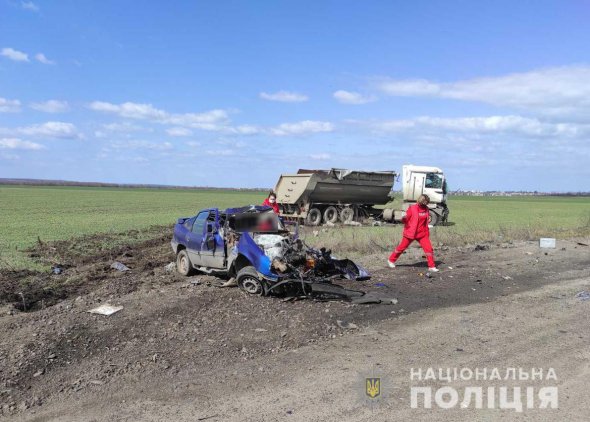 На трасі Одеса-Вознесенськ-Новий Буг зіткнулися вантажівка Renault Magnum та автомобіль таксі Opel Vectra