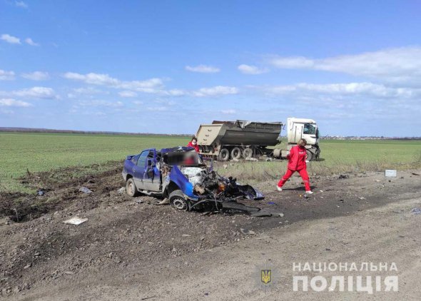 На трассе Одесса-Вознесенск-Новый Буг столкнулись грузовик Renault Magnum и автомобиль такси Opel Vectra