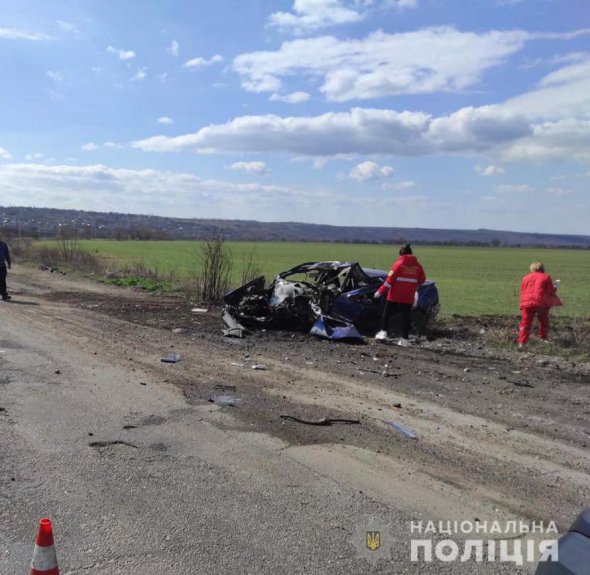 Внаслідок зіткнення 36-водій таксі та двоє його пасажирів загинули на місці події. 61-річний водій вантажівки не постраждав