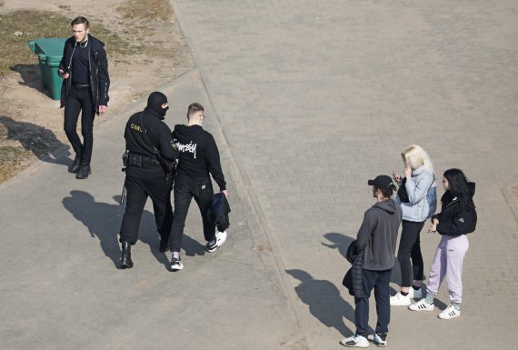 В Беларуси силовики продолжают арестовывать людей