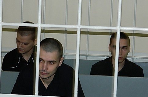 За преступление были задержаны и осуждены Евгений Краснощек (в центре), Артем Погосян и Максим Присяжнюк