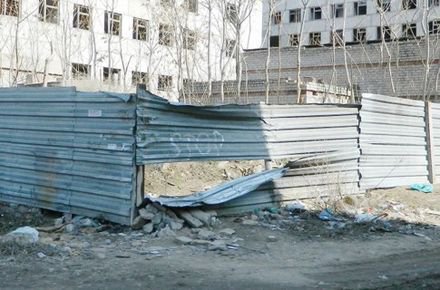 В Николаеве трое мужчин изнасиловали 18-летнюю Оксану Макар, а потом один из них задушил ее. Чтобы избавиться от тела, они отнесли его на строительную площадку, где бросили в яму с мусором и подожгли. Но Оксана выжила. На следующий день ее нашел прохожий