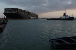 Контейнеровоз Ever Given сів на мілину в Суецькому каналі,  перекривши рух інших суден