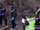 У Києві викрали активіста й ветерана АТО 37-річного Олександра Мандича. Тіло з численними ножовими пораненнями знайшли у лісосмузі за містом. Трьох підозрюваних затримали