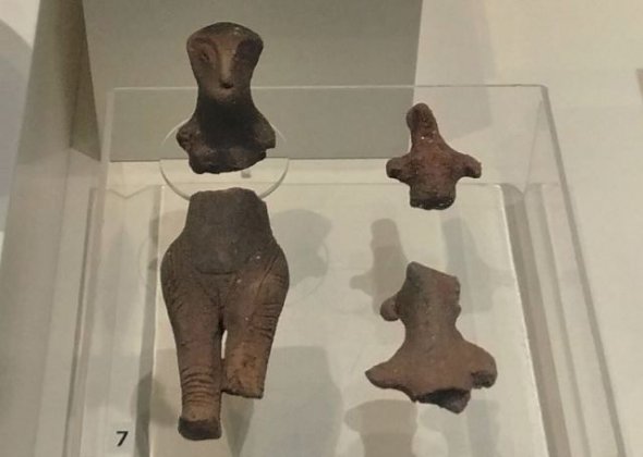 Антропоморфные статуэтки, найденные на месте раскопок