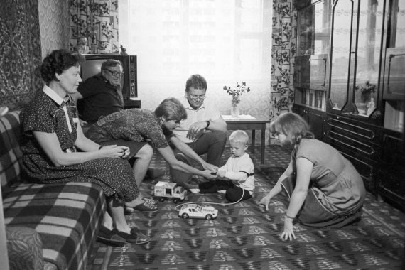 Большая семья проживала в одной комнате