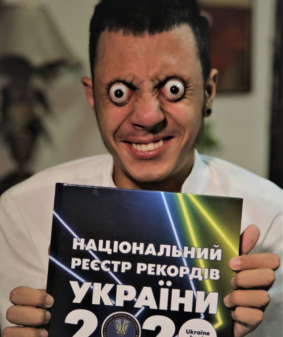 Ахмед Хан побил рекорд по выпучиванию глаз.