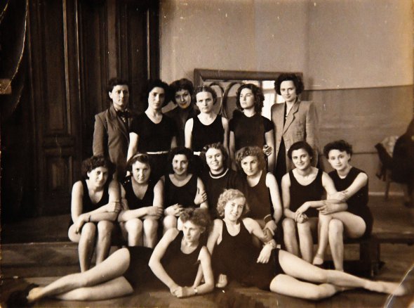 Під час навчання у Львівському медичному інституті Марія Хрупович (сидить друга ліворуч) займалася в гімнастичному гуртку. Кінець 1950-х