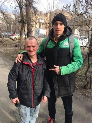 Олександр Редчич (ліворуч) збирає гроші на будинок у селі і просить про допомогу