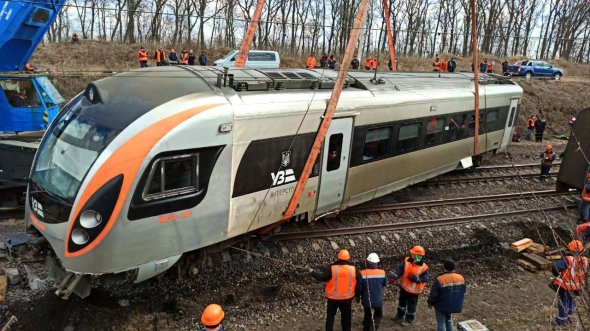 Главный вагон поставили на рельсы. Во время поднятия его не повредили