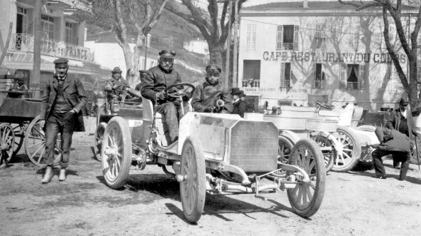 Під капотом 35 "коней" - створили перший автомобіль Mercedes