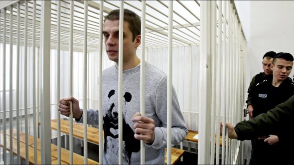 Публициста Олеся Бузину убили в апреле 2015-го года у дома на улице Дегтяревской в ​​Киеве. Подозреваемых в преступлении задержали. Это Андрей Медведько и Денис Полищук.