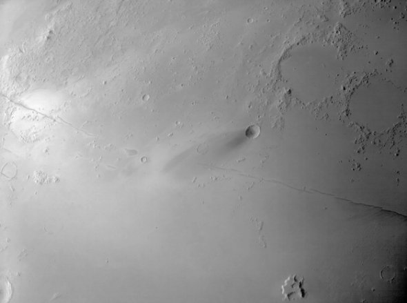 Появились фотографии загадочных разломов на Марсе