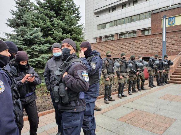  Руслан Марчук- колишній заступник командира взводу Беркуту. Постать цікава тим, що є обвинуваченою особою в справі розгону Євромайдану та побитті людей.