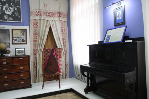 Піаніно Василя Верховинця експонується в присвяченій "Розстріляному відродженню" залі Полтавського краєзнавчого музею