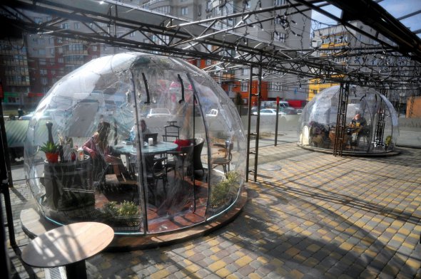 Сфери зі столиками всередині встановили для клієнтів на терасі кафе у Вінниці. Кулі захищають людей від контакту з іншими відвідувачами, зменшується ризик захворіти на коронавірус. Одночасно в такій можуть розміститися шість осіб. Вінниччина на 29 березня перебувала в помаранчевій зоні карантину