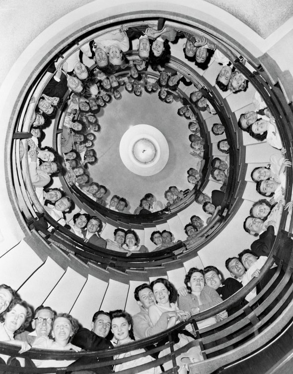 49 пар молодят сфотографувалися на сходах Butlin’s Holiday Hotel в англійському місті Брайтон 6 квітня 1957-го. Вони побралися протягом тижня перед цим. Поспішали встигнути до 5 квітня, коли у Великій Британії завершувався фінансовий рік. Одружених у цей період звільняли від сплати податків протягом наступного року, за законом