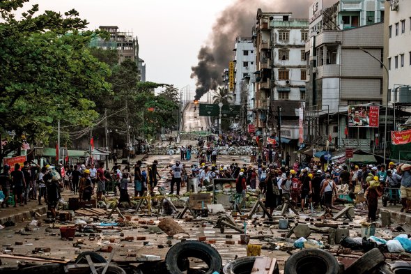 Протестувальники збираються на барикадах у Янгоні, М’янма, 16 березня. У суботу 27 березня на акціях проти захоплення військовими влади вбили понад сотню людей