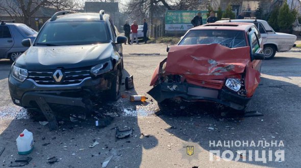 В Запорожье столкнулись Renault Duster и ВАЗ.  Водитель последнего погиб на месте. Его 3-летний сын и водитель внедорожника - в больнице