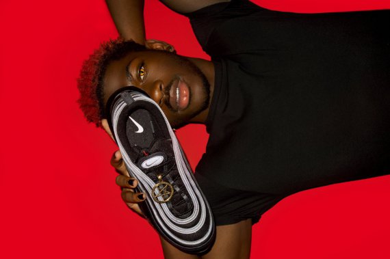 Nike добились запретить продажу Satan Shoes.