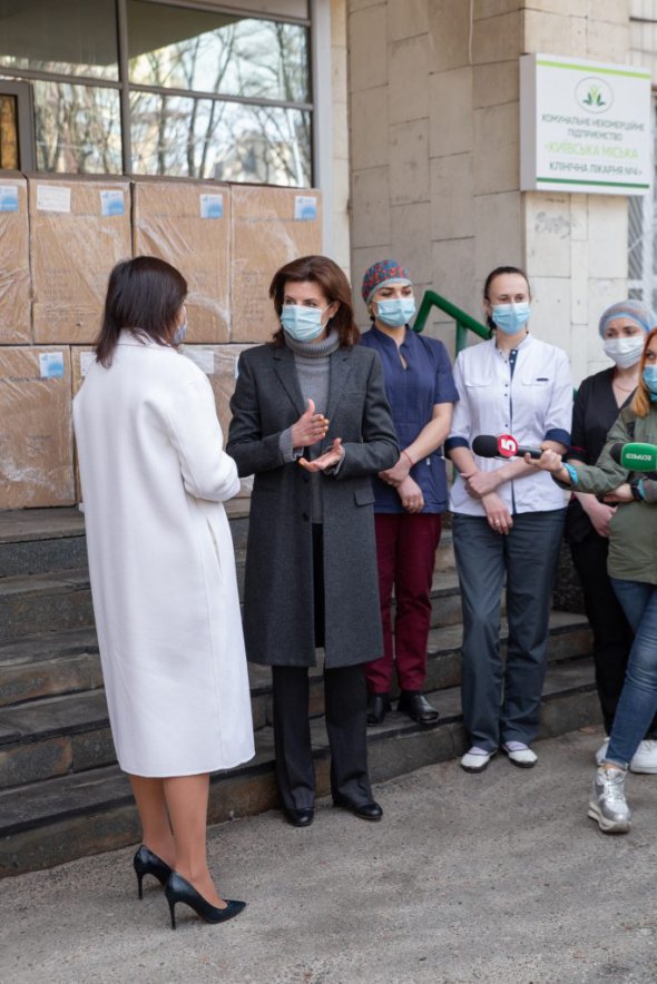 Киевские больницы получили 18 концентраторов от Фонда Порошенко