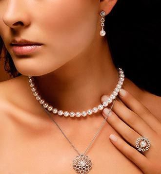 Одним з жіночних трендів є прикраси з перлів