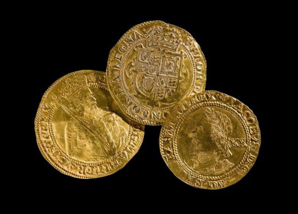 Золотые монеты XVII в. нашли искатели в области Поуис