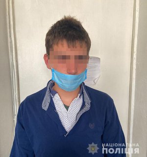 В Николаеве в общежитии 18-летний студент зарезал на год старшего товарища и ранил его 17-летнюю девушку