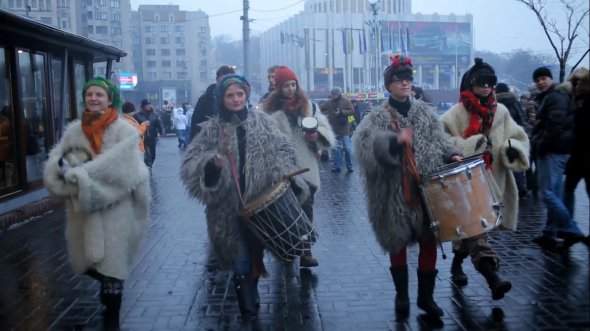 У стрічці "Рози. Фільм-кабаре" Ірени Стеценко, презентованій на фестивалі Docudays UA, показують як учасниці Dakh Daughters брали участь у подіях Майдану