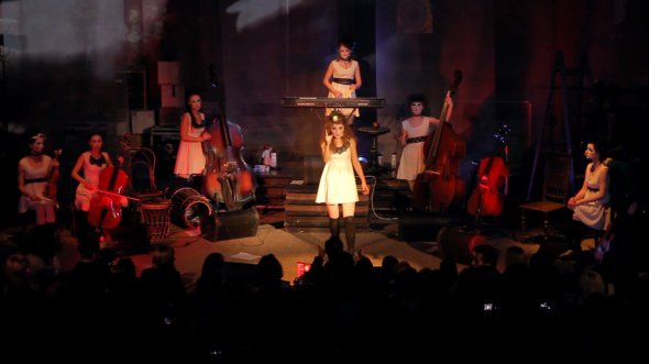 В картине "Розы. Фильм-кабаре" Ирэны Стеценко, который презентовали на фестивале Docudays UA, показывают выступления Dakh Daughters.