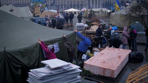 В картине "Розы. Фильм-кабаре" Ирэны Стеценко, который презентовали на фестивале Docudays UA, показали скульптуру француза Пьера Сассона, которую он подарил людям Майдана