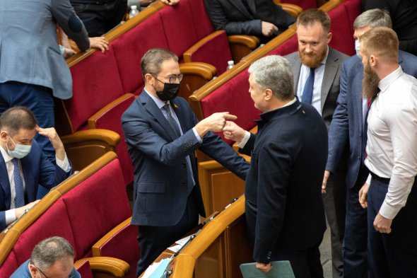 Народный депутат Петр Порошенко (в центре) во время заседания Верховной Рады Украины