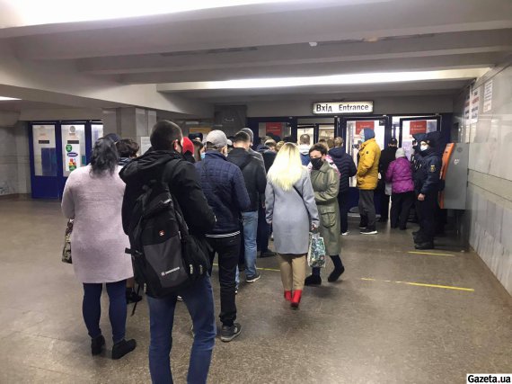 В киевском метро постоянные очередя в 20-30 людей