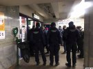 На станции "Академгородок" дежурят из десяток полицейских и нацгвардейцев