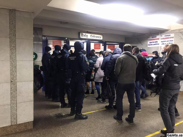 Частина пасажирів сваряться із правоохоронцями, які їх не пускають у метро без перепусток
